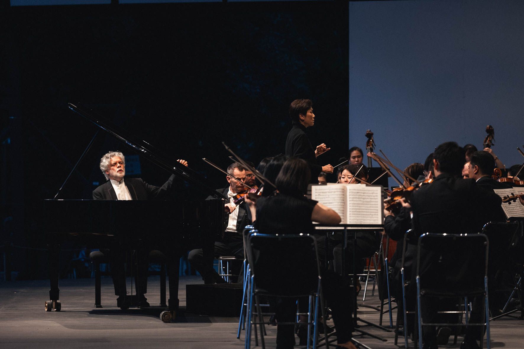 François-Frédéric Guy, Yip Wing-sie and the Hong Kong Sinfonietta © Valentine Chauvin