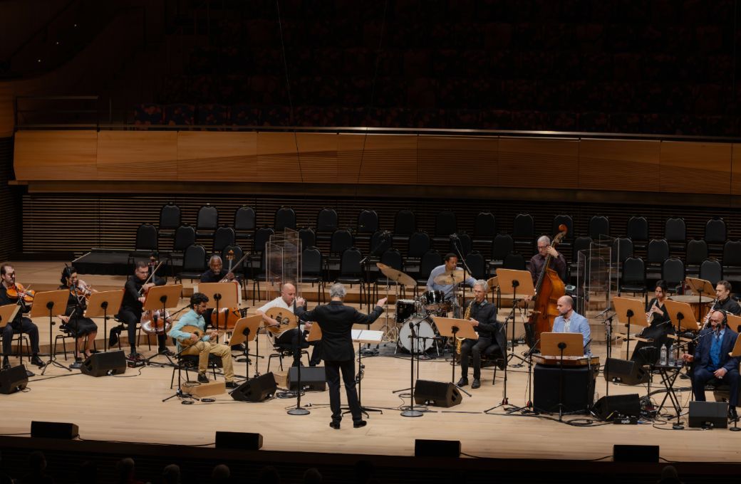 Two Rivers and members of the Mostly Mozart Festival Orchestra © Lawrence Sumulong