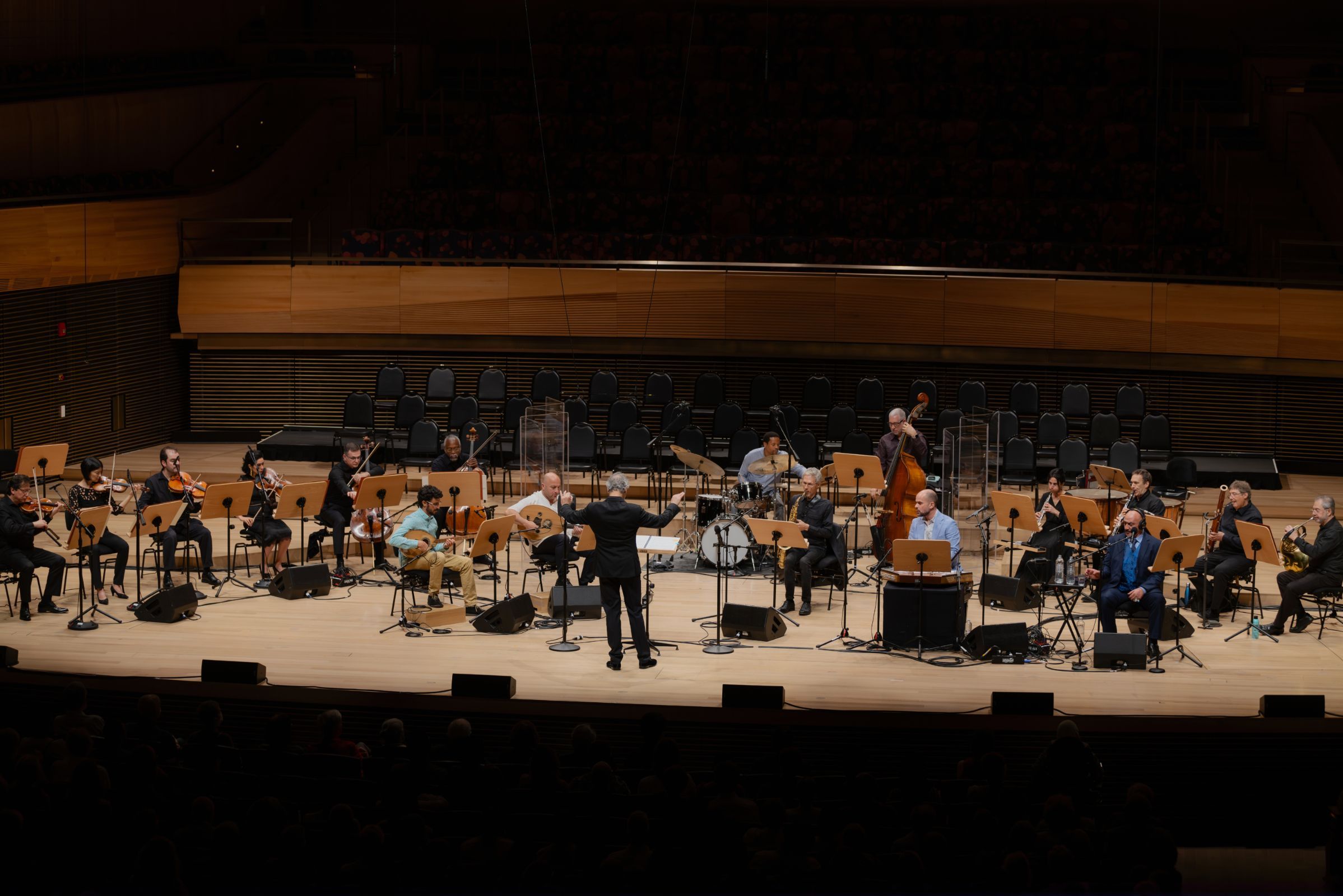 Two Rivers and members of the Mostly Mozart Festival Orchestra © Lawrence Sumulong