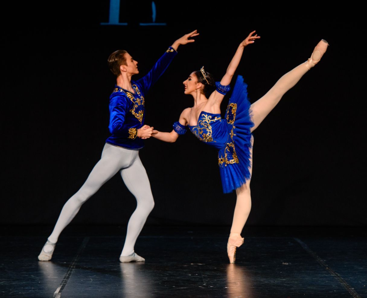 Núria Fernandes and Darius Tamosi in <i>Grand Pas Classique</i> © Grazmel Photography