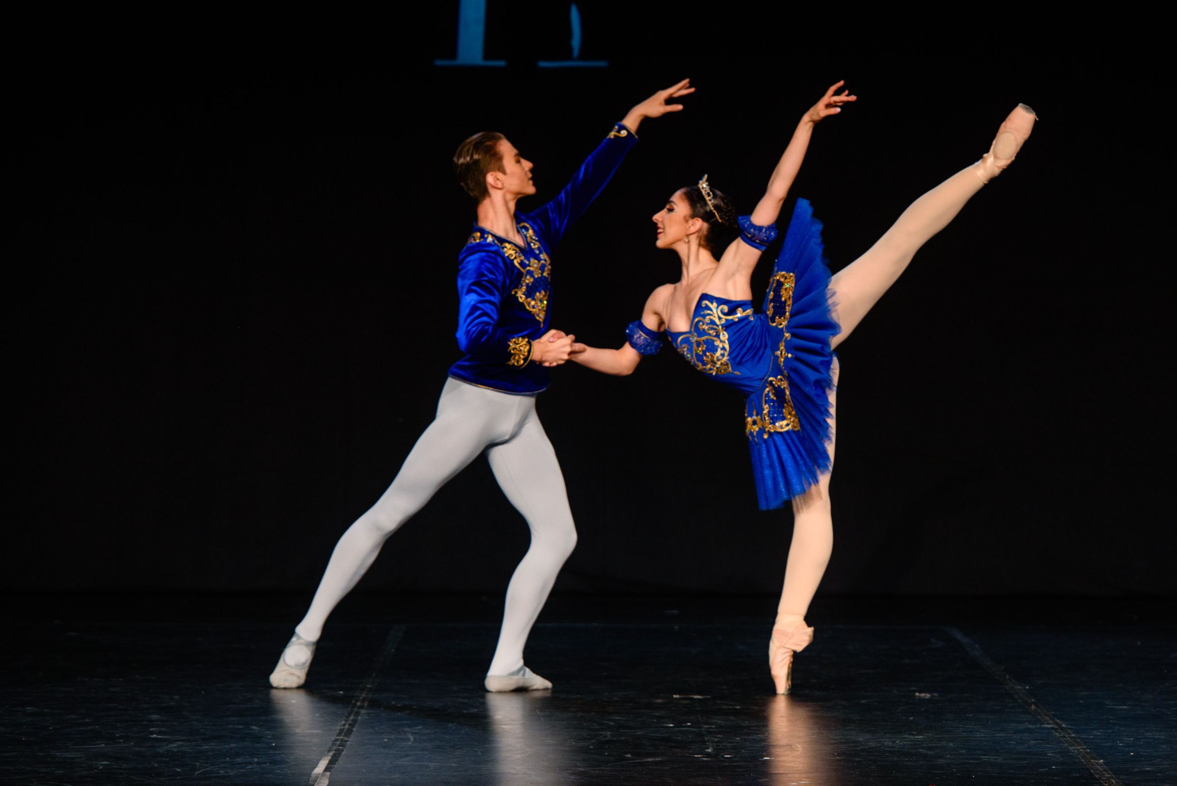 Núria Fernandes and Darius Tamosi in <i>Grand Pas Classique</i> © Grazmel Photography