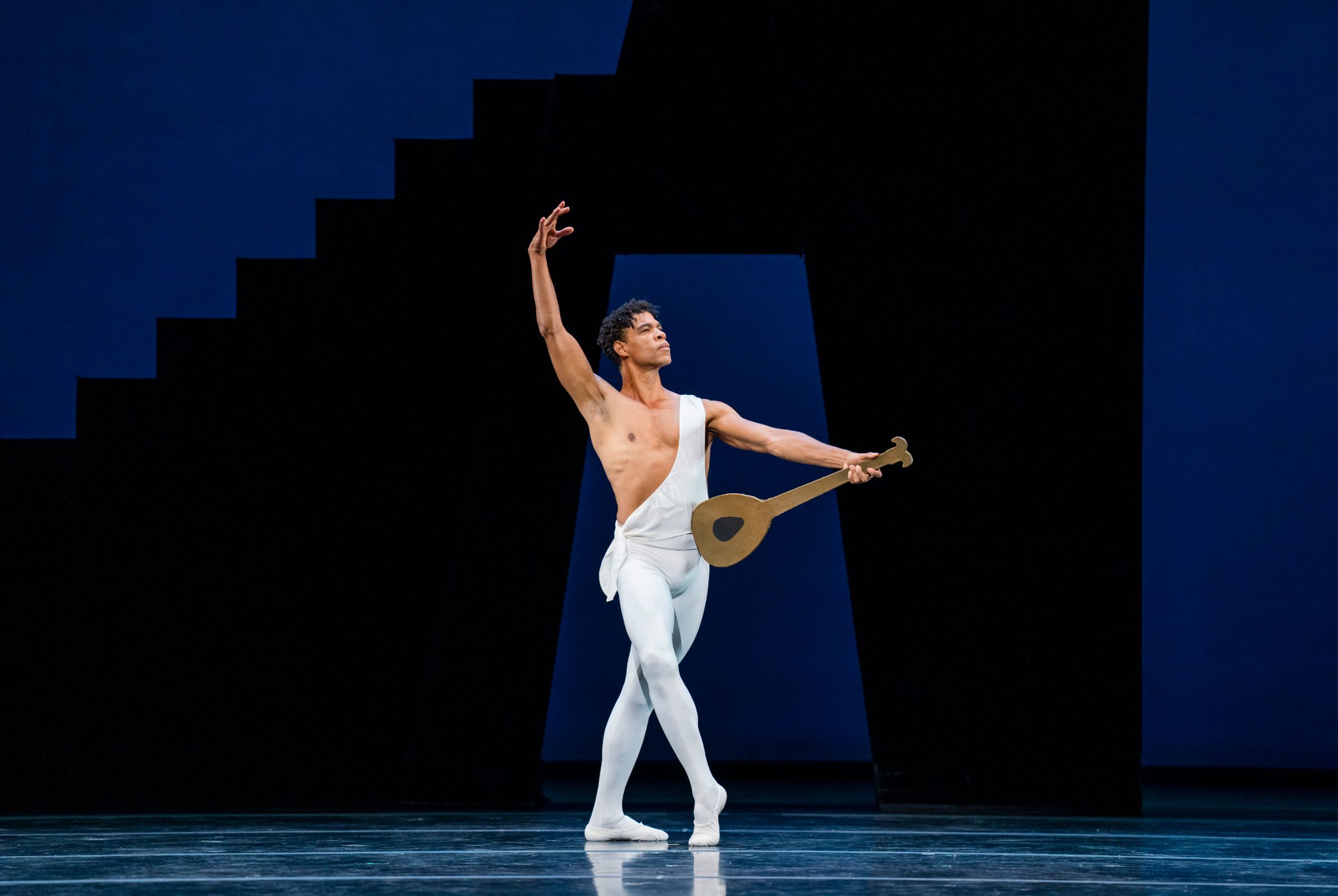 Carlos Acosta in George Balanchine's <i>Apollo</i> &copy; Tristram Kenton