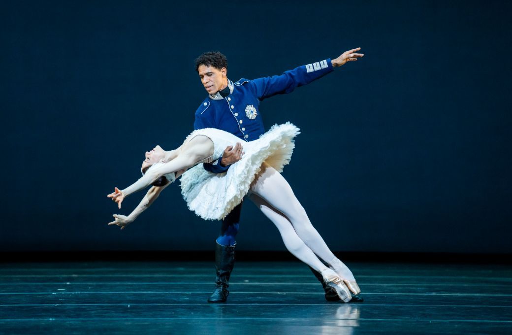 Carlos Acosta and Marianela Nu&ntilde;ez in Act 2 of Anthony Dowell's <i>Swan Lake</i> &copy; Tristram Kenton