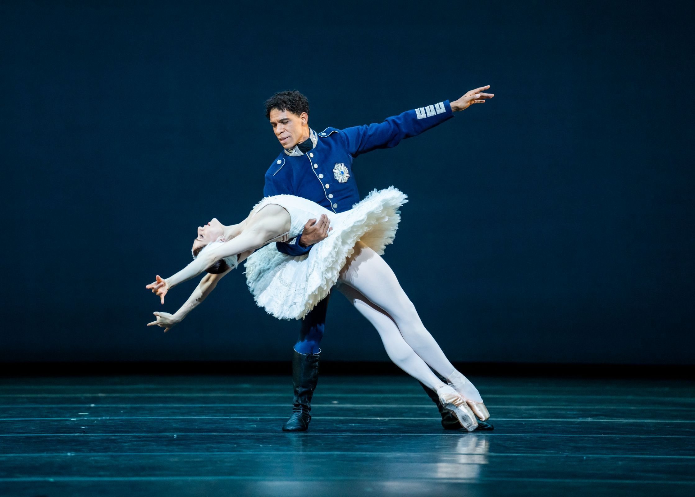 Carlos Acosta and Marianela Nuñez in Act 2 of Anthony Dowell's <i>Swan Lake</i> &copy; Tristram Kenton