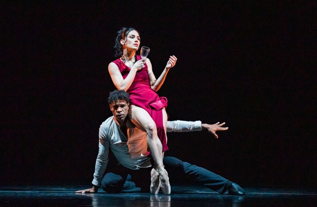 Carlos Acosta and Laura Rodr&iacute;guez in Sidi Larbi Cherkaoui's <i>Mermaid</i> &copy; Tristram Kenton