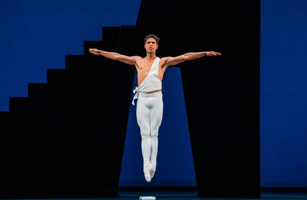 Carlos Acosta in George Balanchine's <i>Apollo</i> &copy; Tristram Kenton