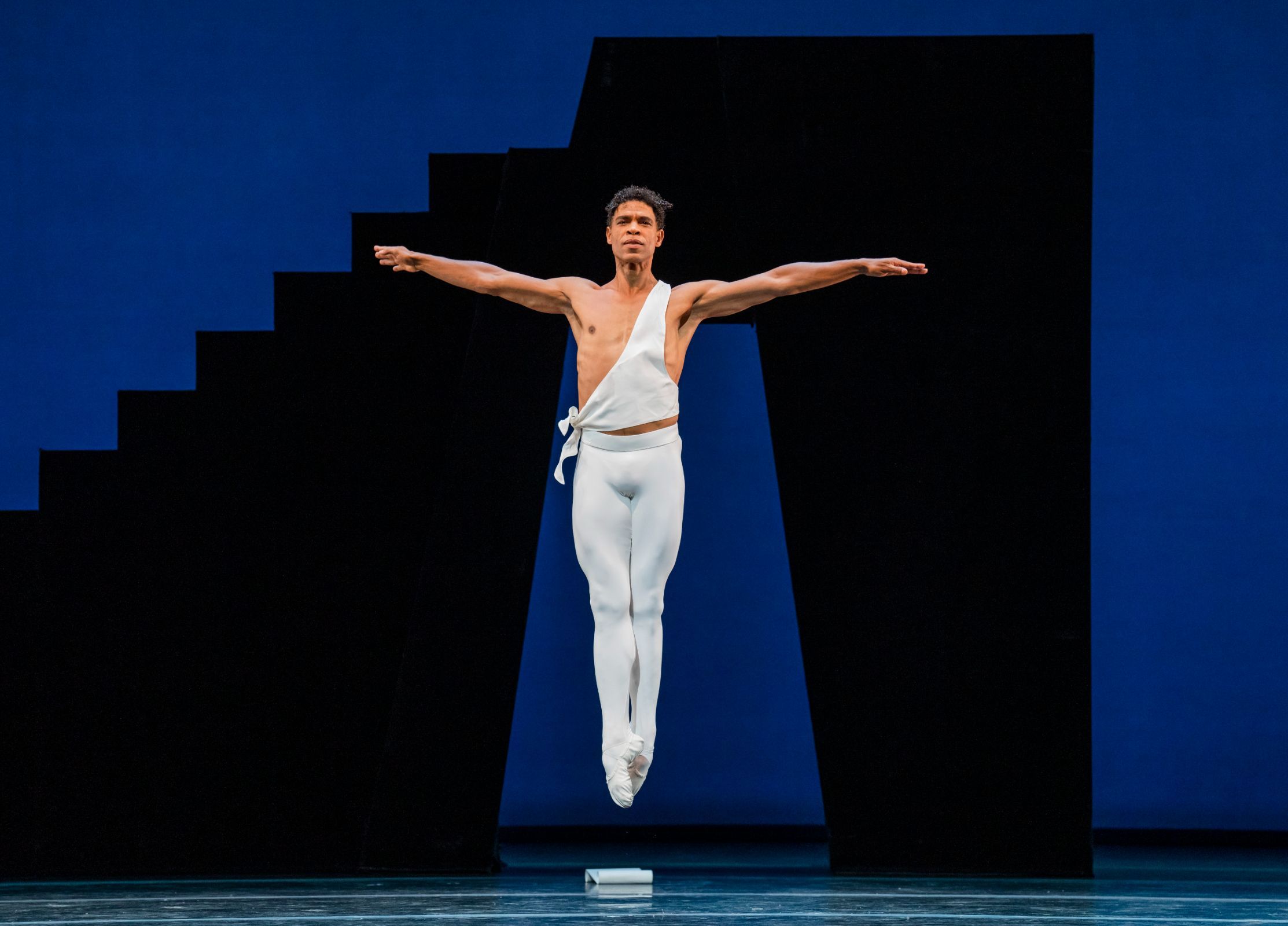 Carlos Acosta in George Balanchine's <i>Apollo</i> &copy; Tristram Kenton