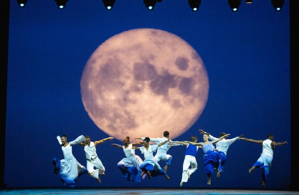 Alvin Ailey American Dance Theater in Ronald K. Brown's <i>Dancing Spirit</i> &copy; Richard Termine