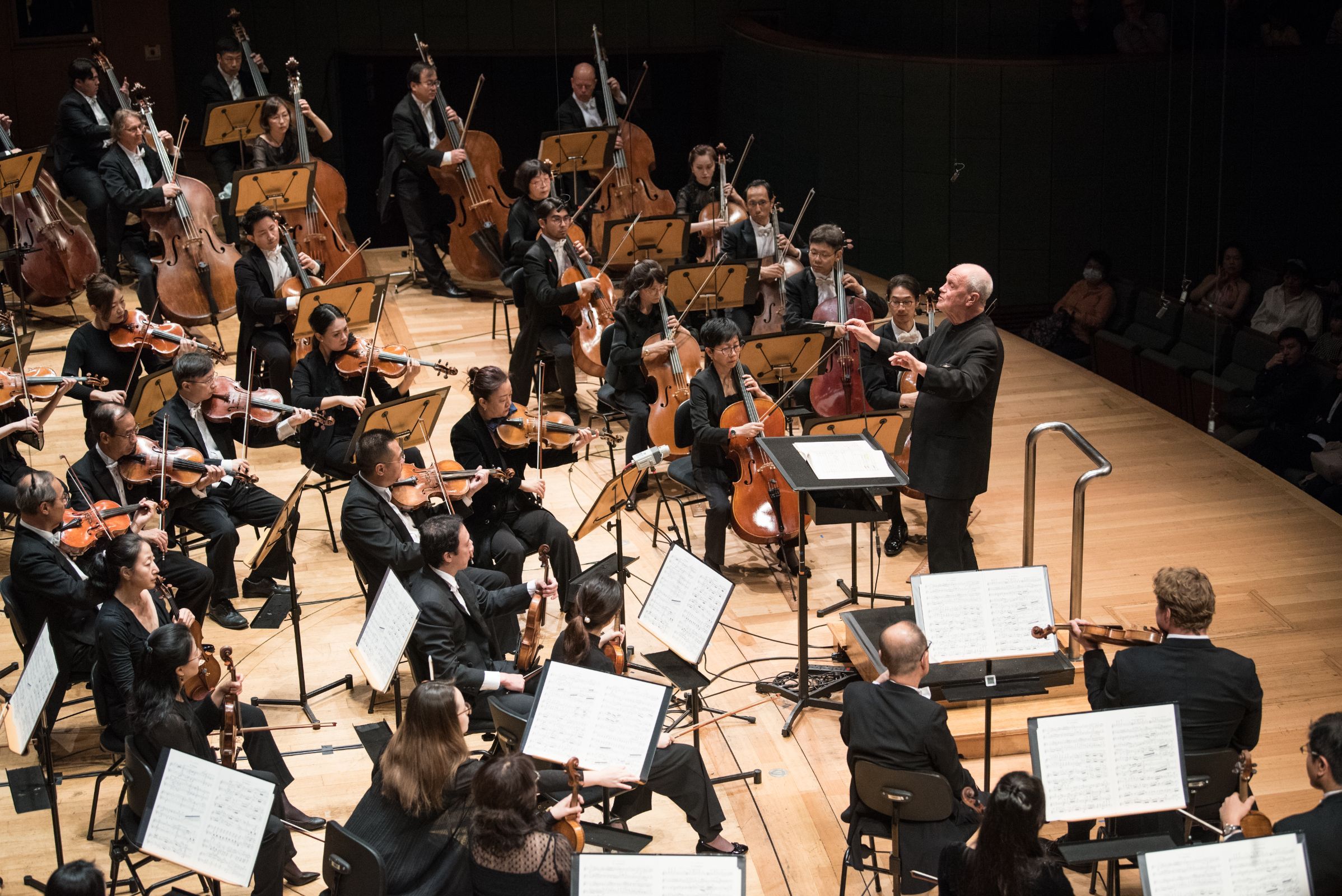 Hans Graf conducts the Singapore Symphony Orchestra © Jack Yam | Singapore Symphony Orchestra