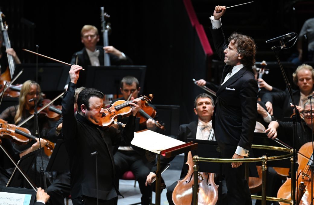 Vadim Gluzman, Gustavo Gimeno and the BBC Symphony Orchestra © BBC | Chris Christodoulou