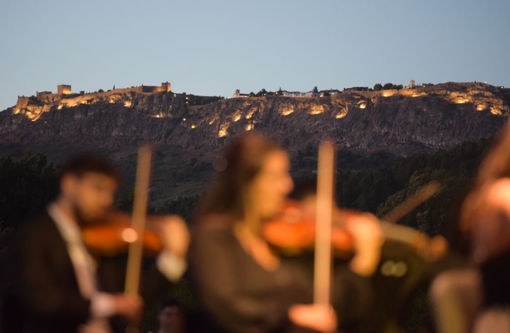 L'Orquestra XXI au pied de la citadelle de Marv&atilde;o &copy; FIMM - Paulo Gouveia / Estela &Aacute;lvarez Ruiz