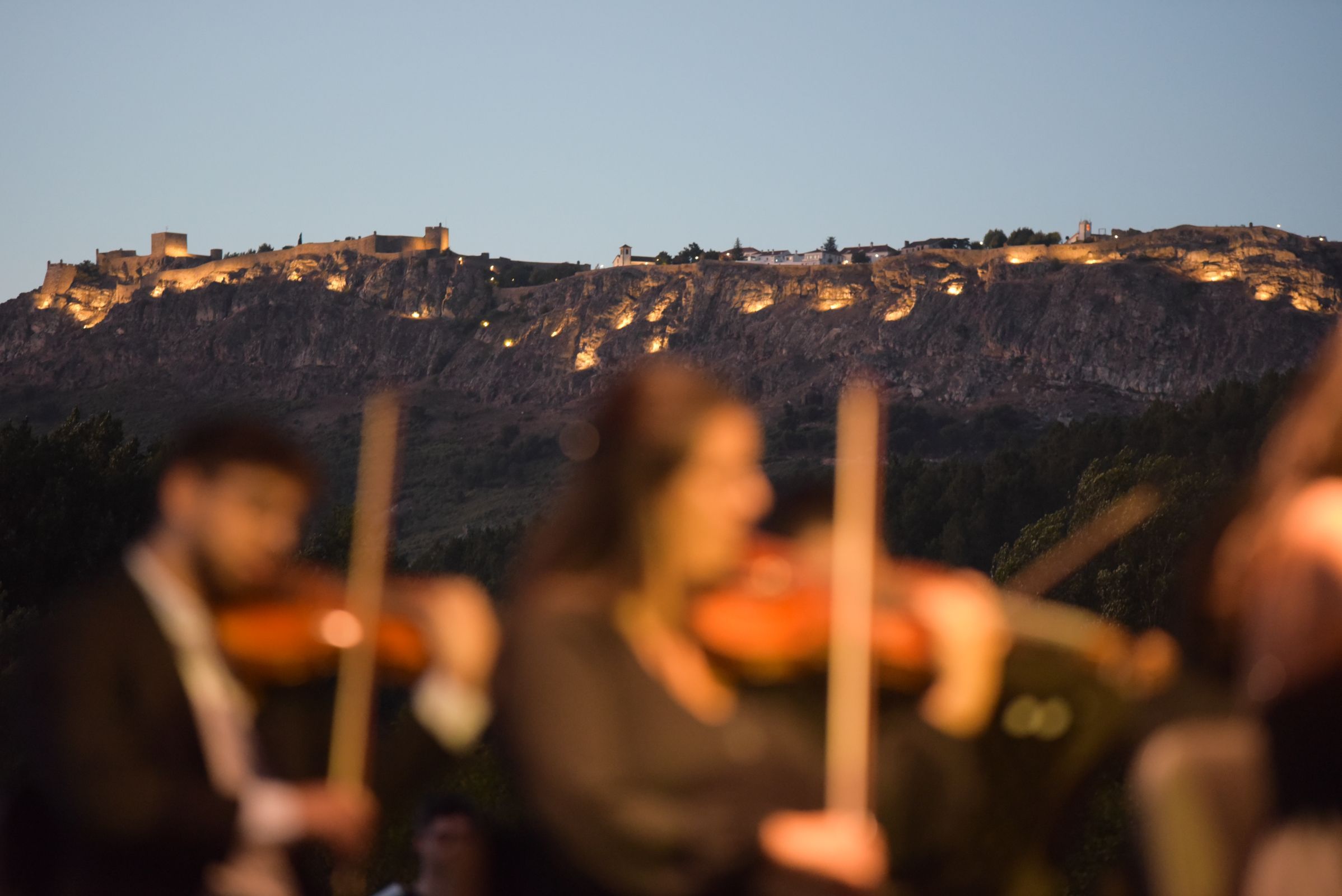L'Orquestra XXI au pied de la citadelle de Marvão &copy; FIMM - Paulo Gouveia / Estela Álvarez Ruiz