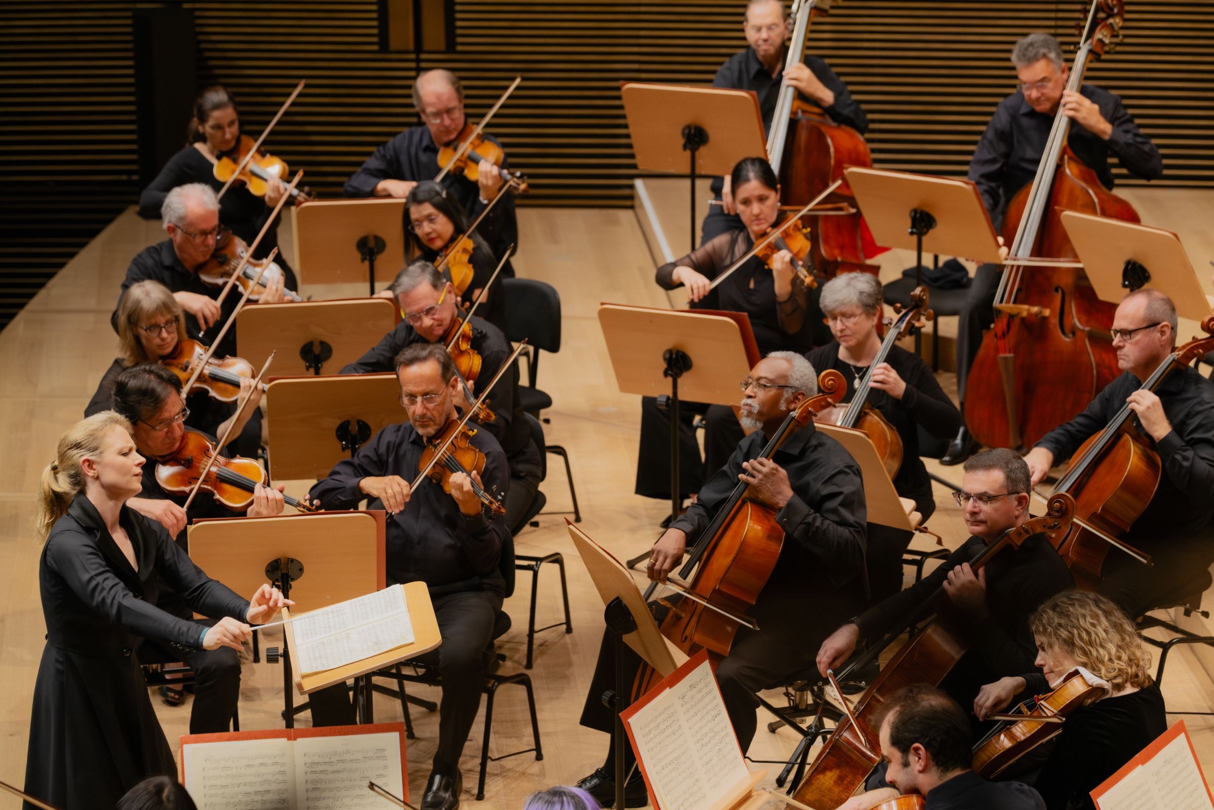 Gemma New conducts the Mostly Mozart Festival Orchestra © Lawrence Sumulong