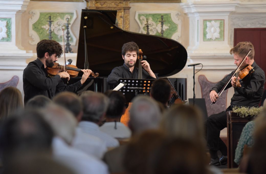 Diogo Coelho (violon), Ricardo Gaspar (alto) et Gonçalo Lélis (violoncelle) jouent Schubert © FIMM - Paulo Gouveia / Estela Álvarez Ruiz