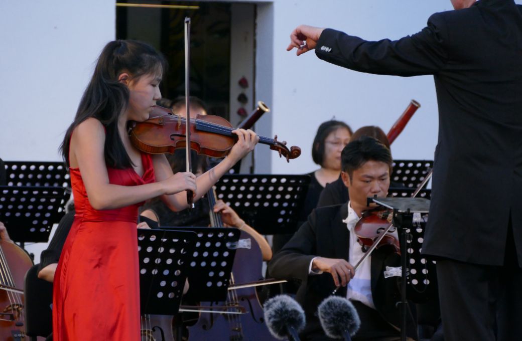 Leia Zhu et le Hong Kong Sinfonietta © FIMM - Paulo Gouveia / Estela Álvarez Ruiz