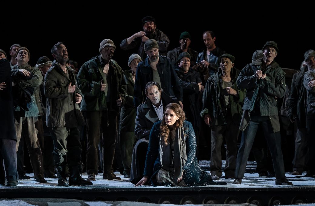 Gerald Finley (Wolfram) and Lise Davidsen (Elisabeth) and Royal Opera Chorus in <i>Tannh&auml;user</i> &copy; ROH | Clive Barda (January 2023)