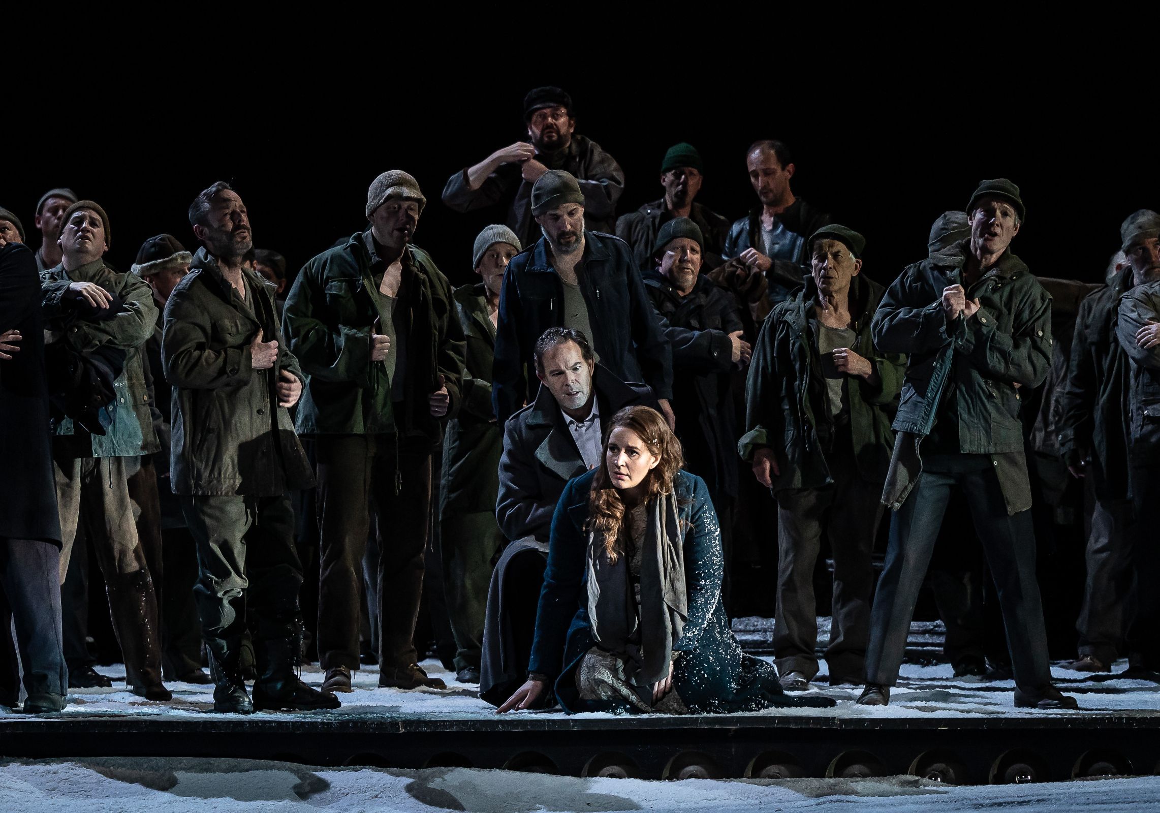 Gerald Finley (Wolfram) and Lise Davidsen (Elisabeth) and Royal Opera Chorus in <i>Tannhäuser</i> &copy; ROH | Clive Barda (January 2023)