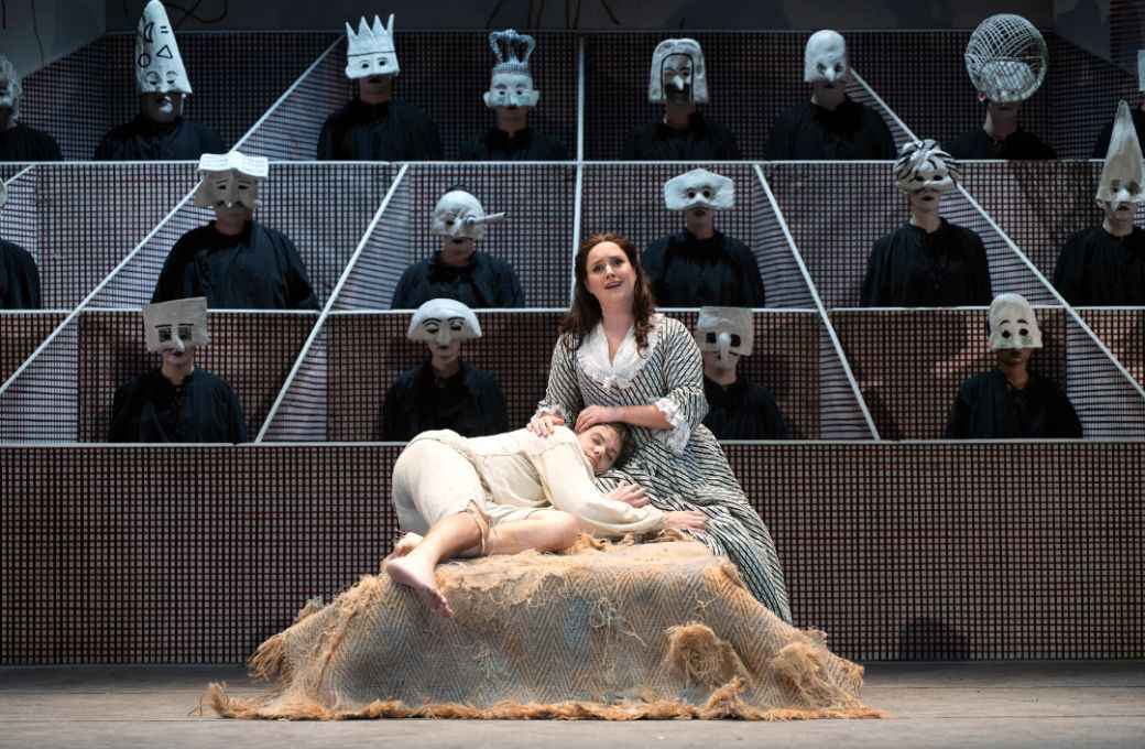 Thomas Atkins (Tom Rakewell), Louise Alder (Anne Trulove) © Glyndebourne Productions Ltd | Richard Hubert Smith