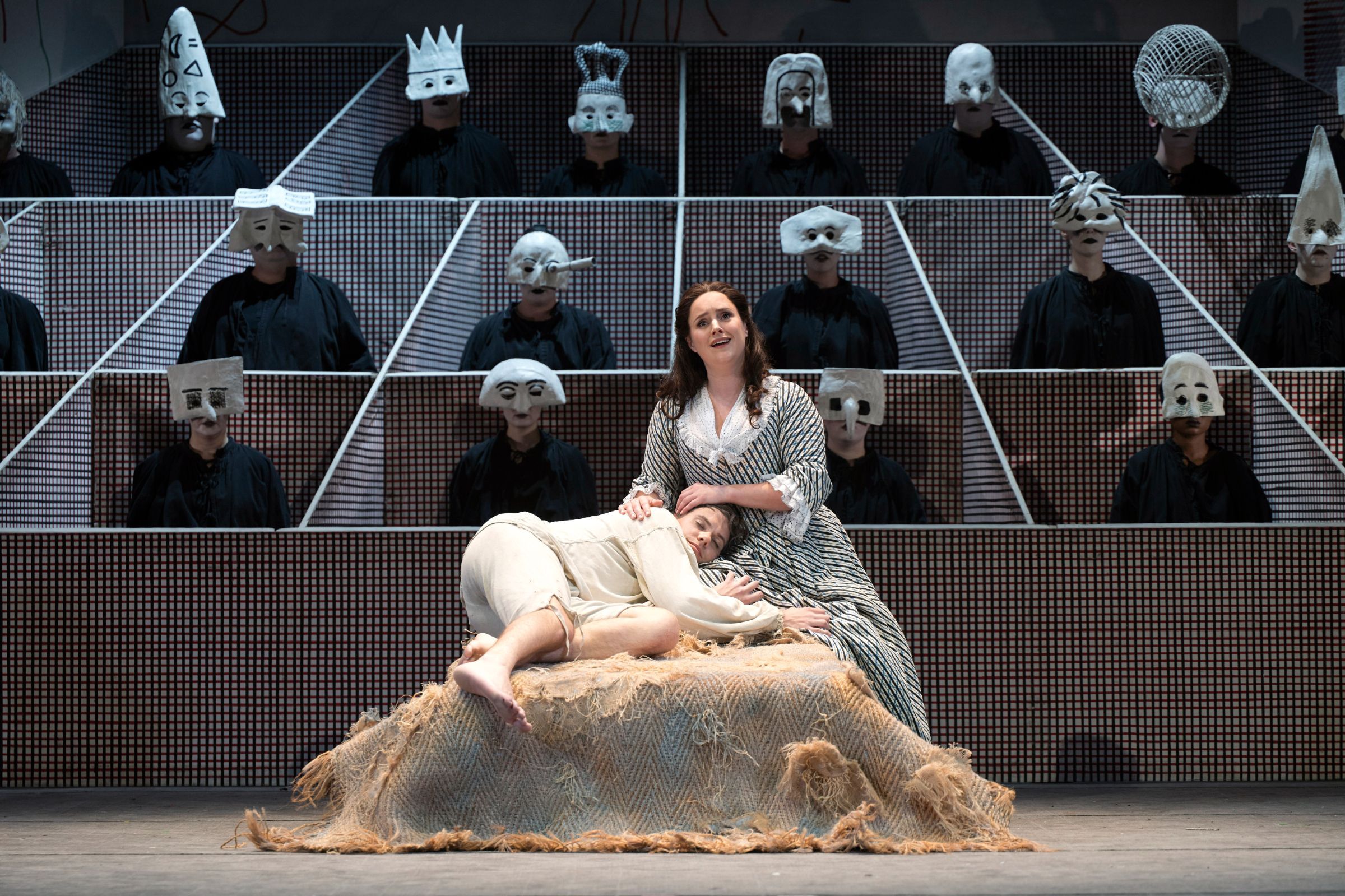Thomas Atkins (Tom Rakewell), Louise Alder (Anne Trulove) © Glyndebourne Productions Ltd | Richard Hubert Smith