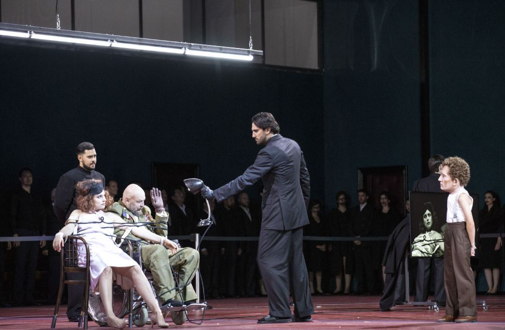 Asmik Grigorian (Lady Macbeth), Vladislav Sulimsky (Macbeth) und Jonathan Tetelman (Macduff) © SF | Bernd Uhlig