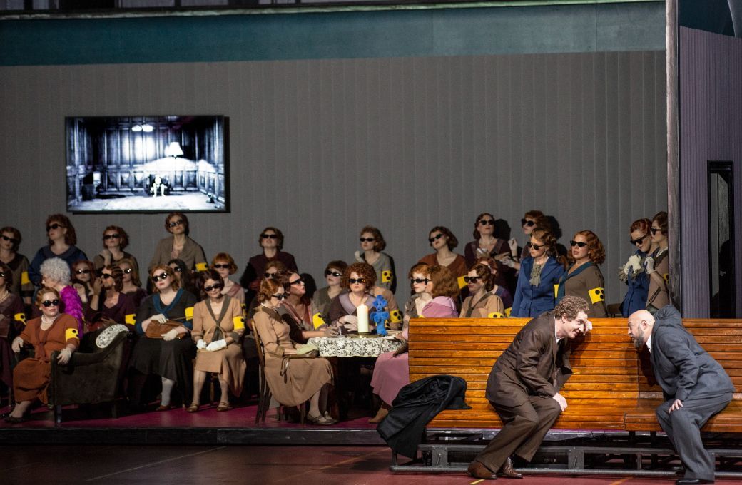 Tareq Nazmi (Banquo), Vladislav Sulimsky (Macbeth) und Chor © SF | Bernd Uhlig