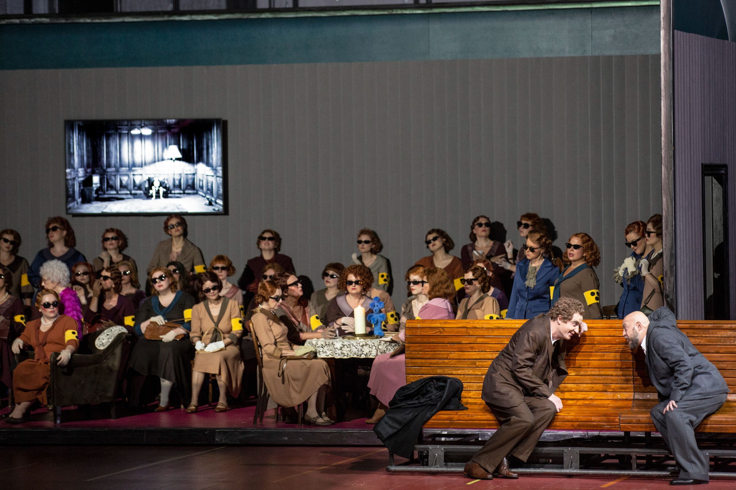 Tareq Nazmi (Banquo), Vladislav Sulimsky (Macbeth) und Chor © SF | Bernd Uhlig