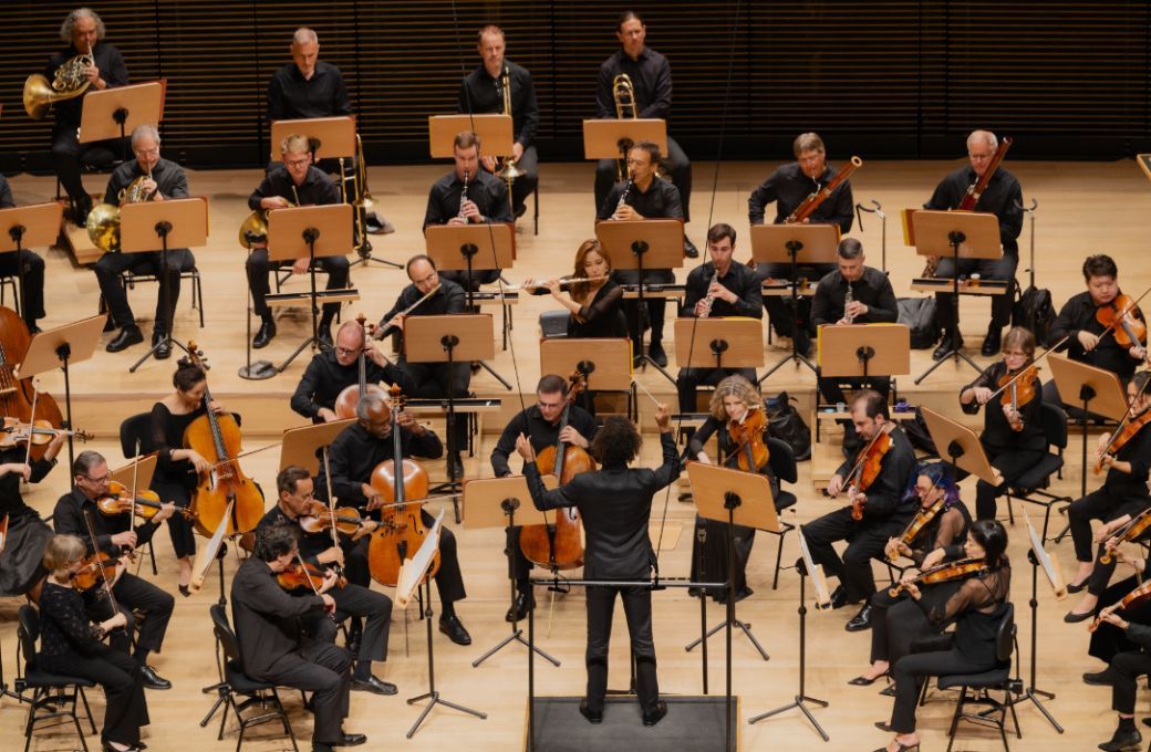 Jonathon Heyward and the Mostly Mozart Festival Orchestra © Lincoln Center | Lawrence Sumulong
