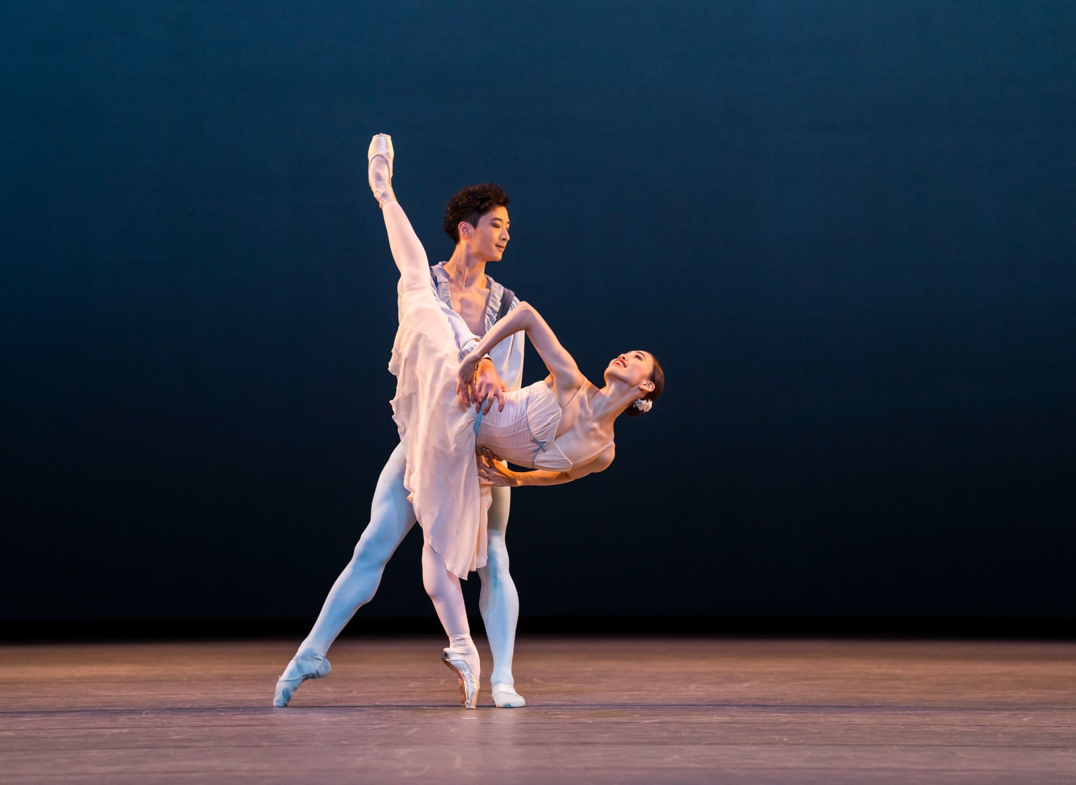 Chengwu Guo and Ako Kondo in George Balanchine's <i>Tchaikovsky Pas de Deux</i> &copy; Tristram Kenton