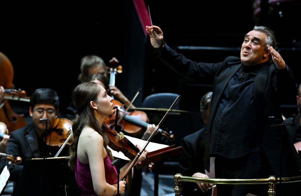 Geneva Lewis, Jaime Martín and the BBC National Orchestra of Wales © BBC | Chris Christodoulou