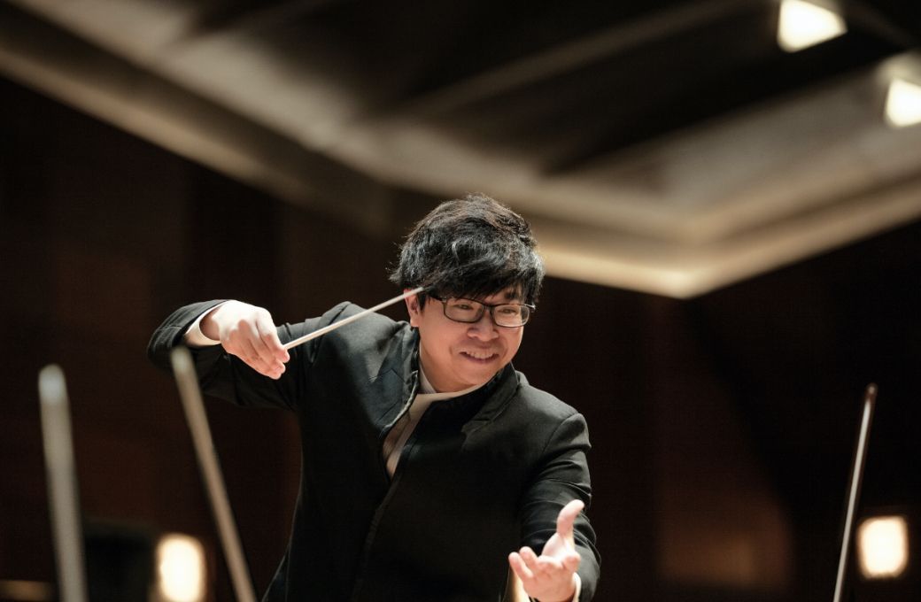 Kahchun Wong conducts &copy; Angie Kremer