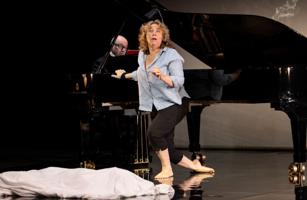 Christine Rice as Phaedra and Richard Hetherington on the piano in Deborah Warner's <i>Phaedra</i> © Jess Shurte