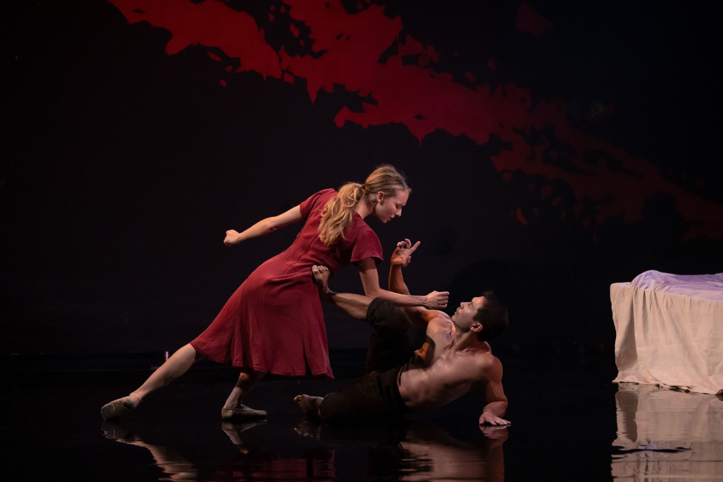 Isabel Lubach as Ariadne and Tommy Franzen as the Minotaur in Kim Brandstrup's <i>Minotaur</i> © Jess Shurte