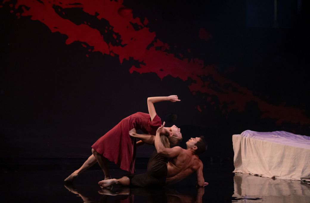 Isabel Lubach as Ariadne and Tommy Franzen as the Minotaur in Kim Brandstrup's <i>Minotaur</i> © Jess Shurte