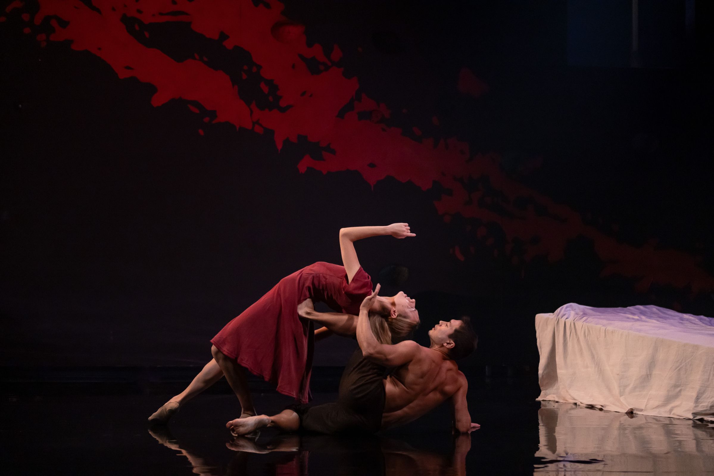 Isabel Lubach as Ariadne and Tommy Franzen as the Minotaur in Kim Brandstrup's <i>Minotaur</i> © Jess Shurte