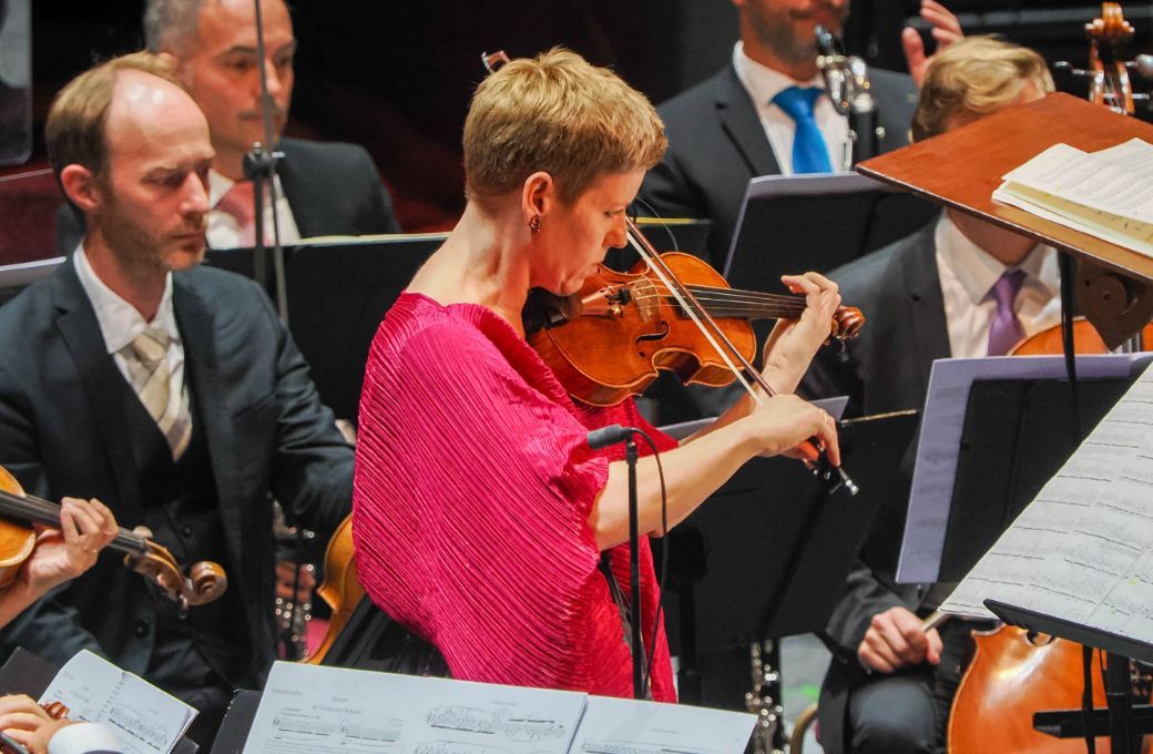 Isabelle Faust and Les Si&egrave;cles &copy; BBC | Sisi Burn