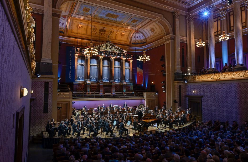 Semyon Bychkov conducts the Czech Philharmonic at the Rudolfinum &copy; Petr Kadlec