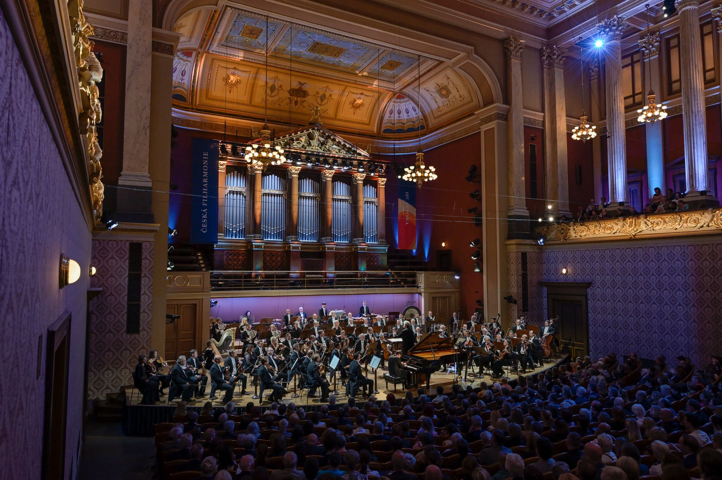 Semyon Bychkov conducts the Czech Philharmonic at the Rudolfinum &copy; Petr Kadlec