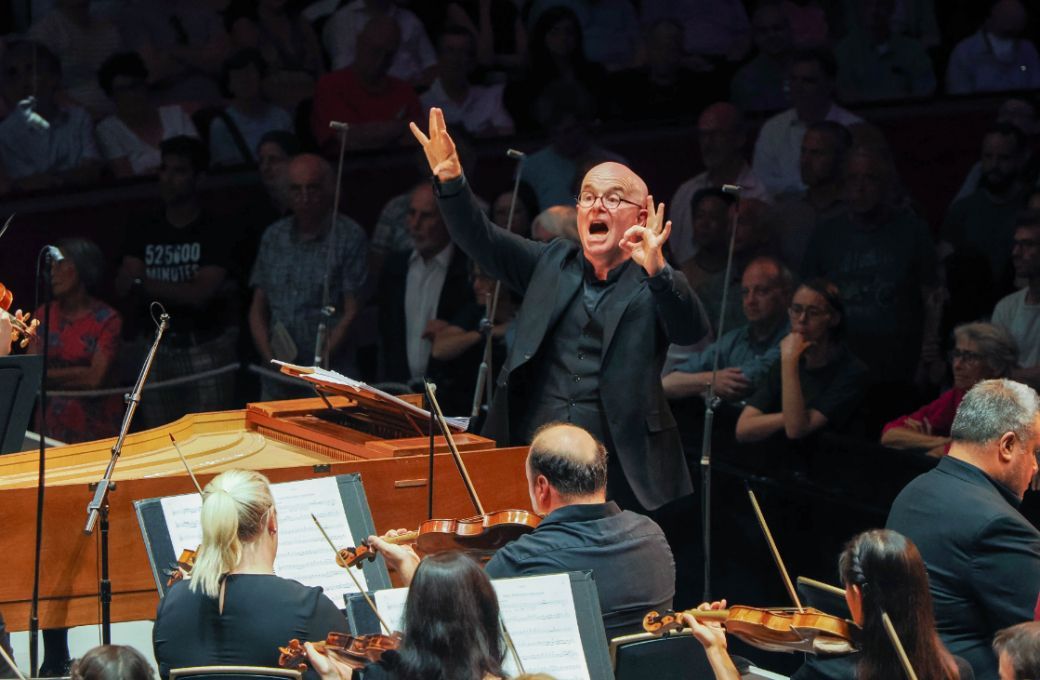 Laurence Cummings conducts the Academy of Ancient Music &copy; BBC | Sisi Burn