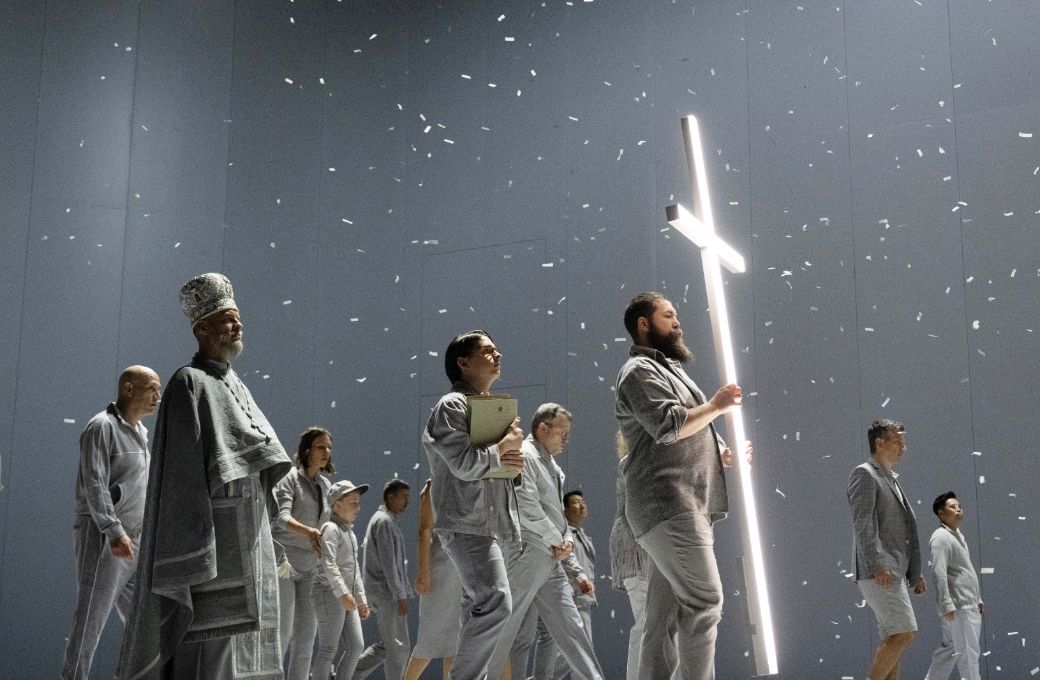 Robert D&ouml;lle Ladas (Ladas), G&aacute;bor Bretz (Priester Grigoris) und Matth&auml;us Schmidlechner (Michelis) &copy; SF | Monika Rittershaus