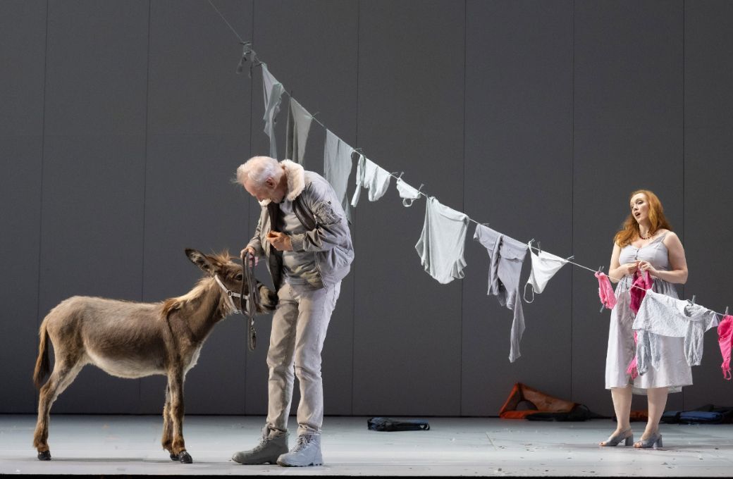 Charles Workman (Yannakos) und Sara Jakubiak (Katerina) &copy; SF | Monika Rittershaus