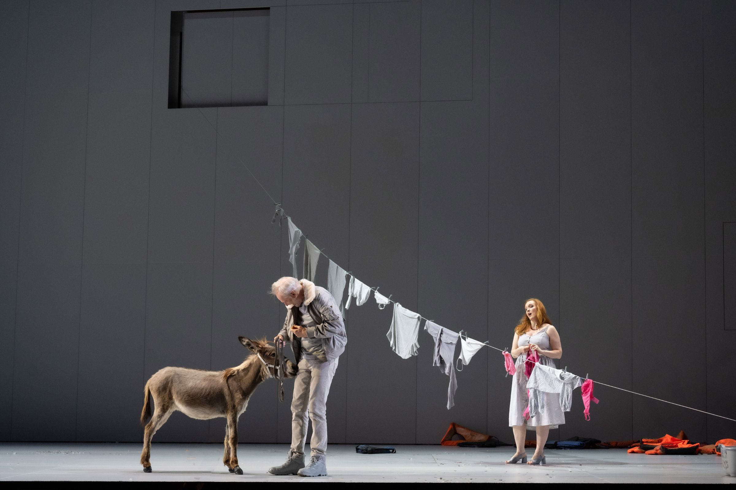 Charles Workman (Yannakos) und Sara Jakubiak (Katerina) &copy; SF | Monika Rittershaus