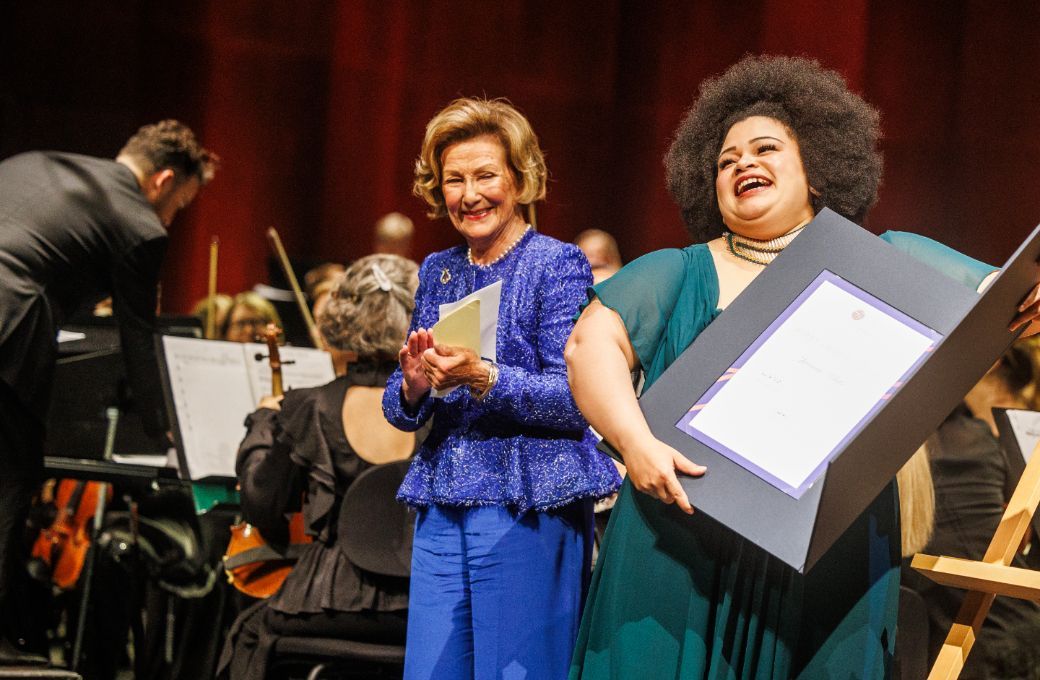 Her Majesty Queen Sonja of Norway and Jasmin White © Per Ole Hagen