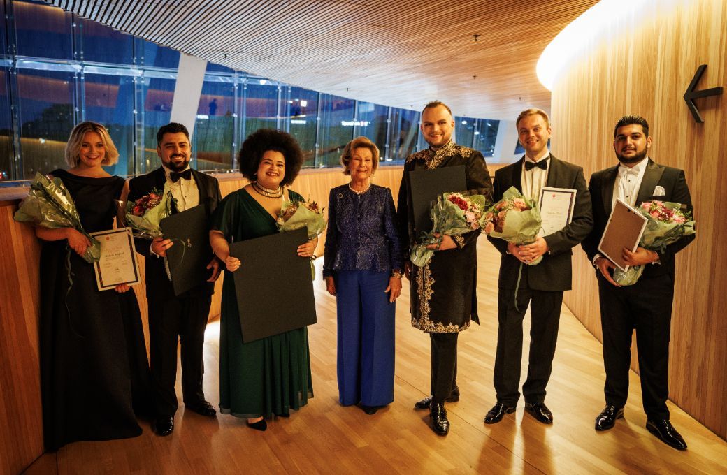 Her Majesty Queen Sonja with the finalists © Per Ole Hagen
