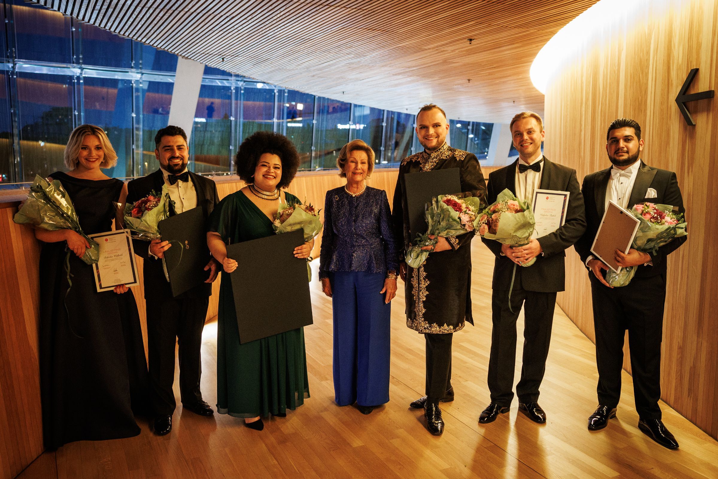 Her Majesty Queen Sonja with the finalists © Per Ole Hagen