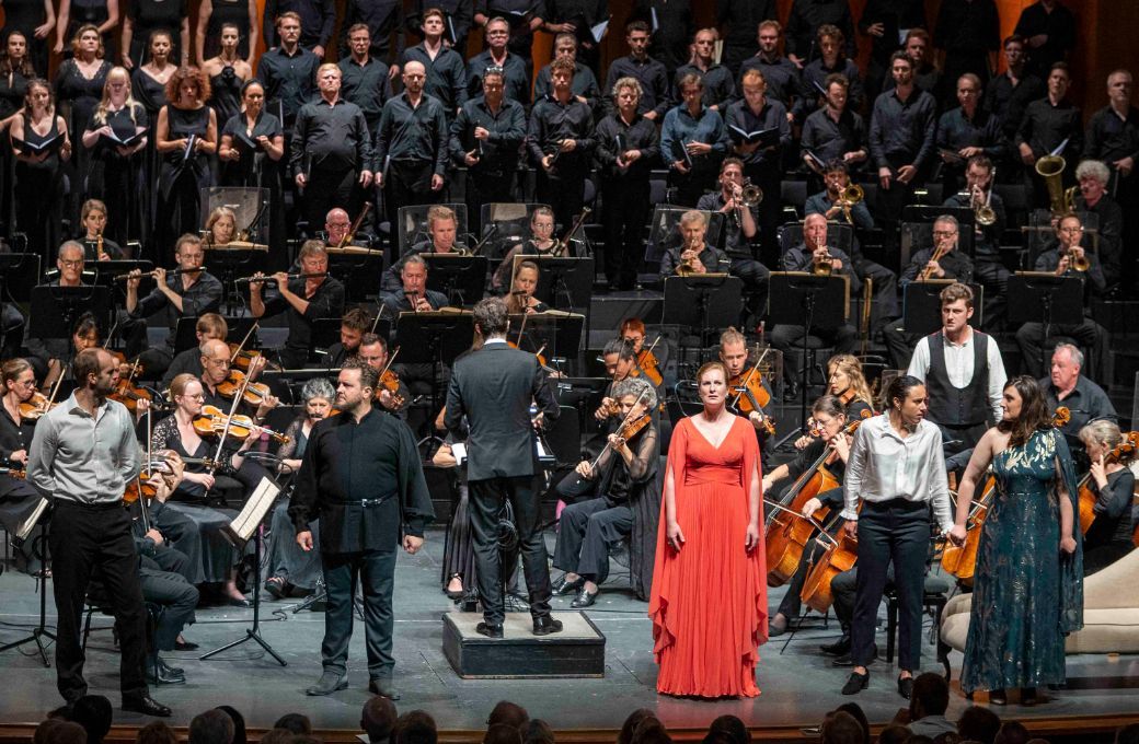 Dinis Sousa mit Solisten, dem Orchestre Révolutionnaire et Romantique und dem Monteverdi Choir © SF | Marco Borrelli