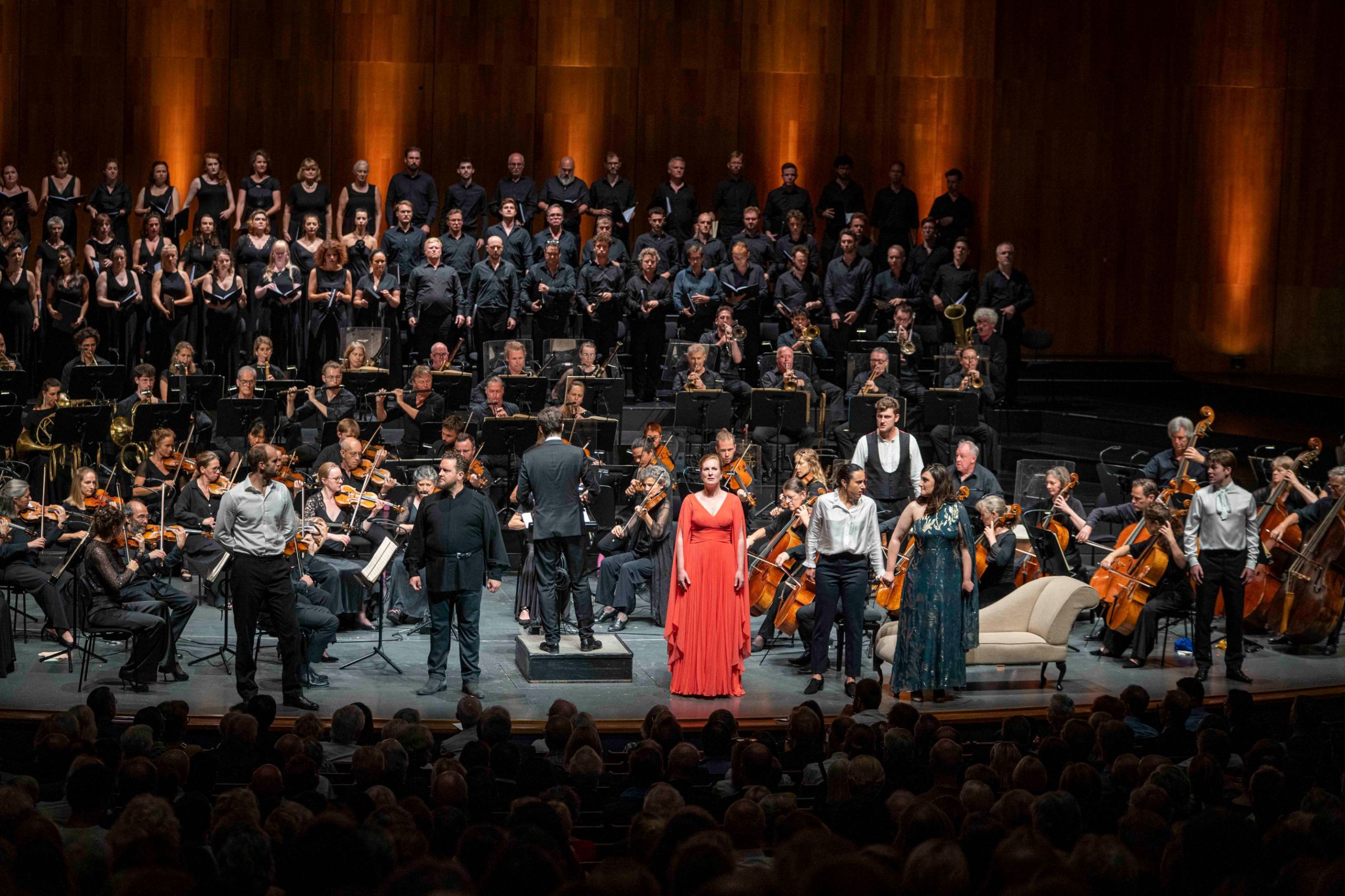 Dinis Sousa mit Solisten, dem Orchestre Révolutionnaire et Romantique und dem Monteverdi Choir © SF | Marco Borrelli
