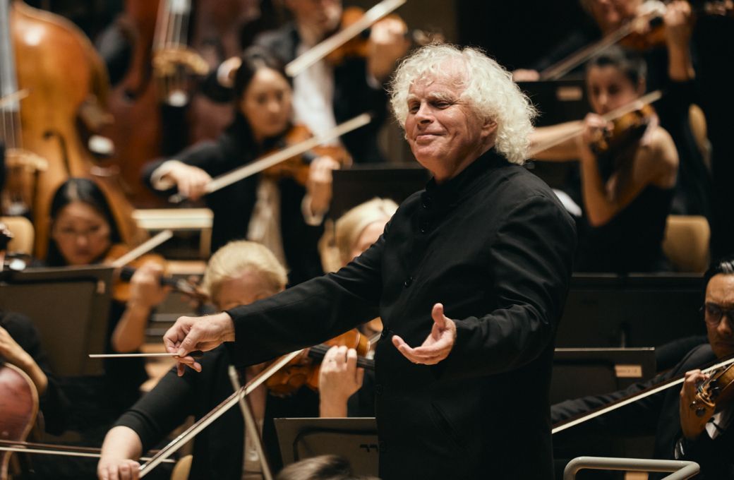 Sir Simon Rattle dirigiert das London Symphony Orchestra © Fabian Schellhorn