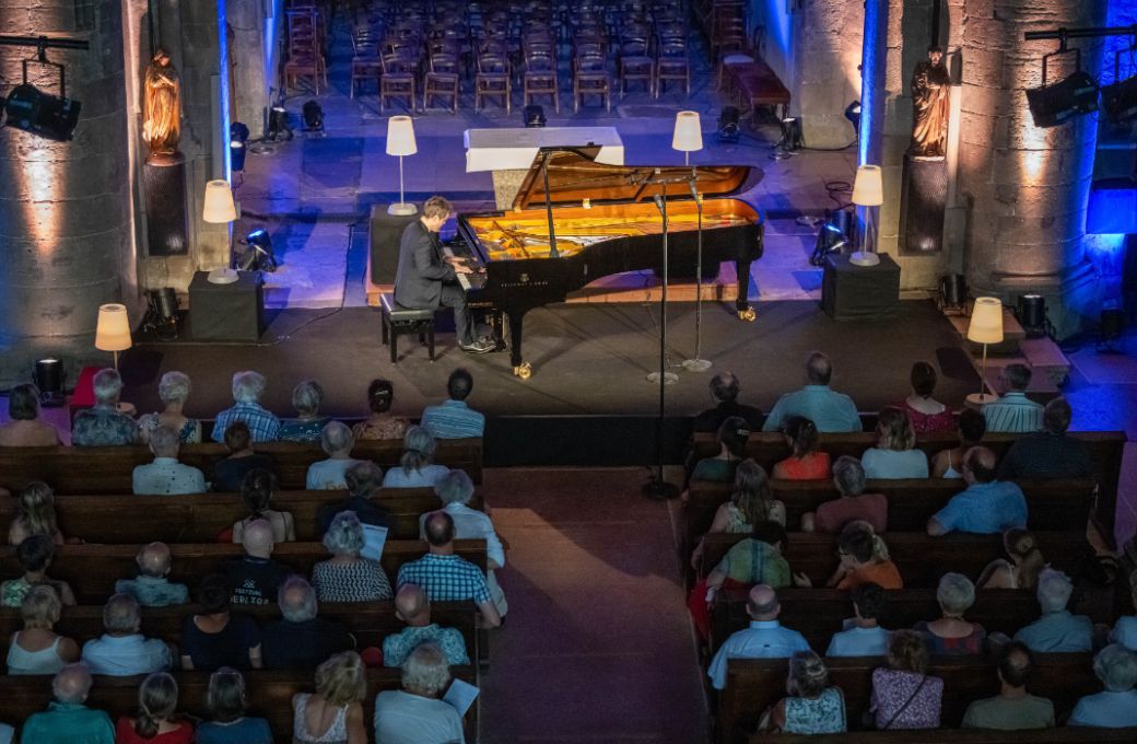 Benjamin Grosvenor dans l'église de La Côte-Saint-André © Festival Berlioz / Bruno Moussier