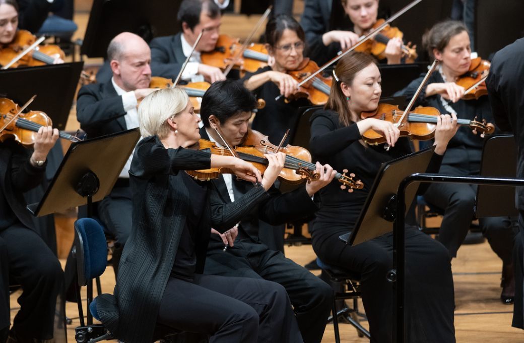 Les violons des Berliner Philharmoniker et leur <i>Konzertmeisterin</i>, Vineta Sareika © Priska Ketterer / Lucerne Festival
