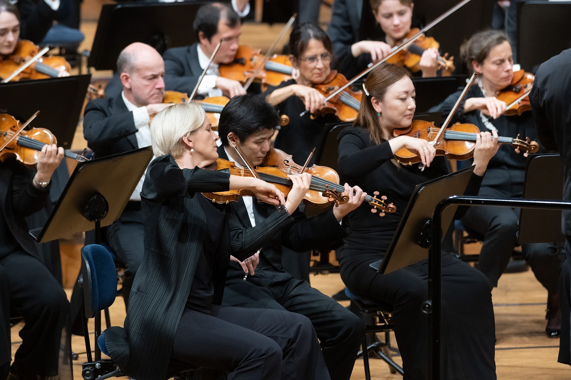 Les violons des Berliner Philharmoniker et leur <i>Konzertmeisterin</i>, Vineta Sareika © Priska Ketterer / Lucerne Festival